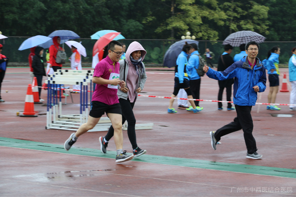 冒雨前行