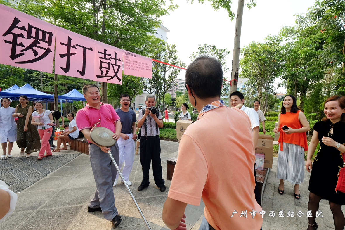 敲铜锣庆护士节