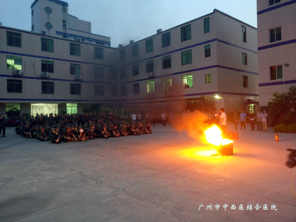 何明钎《消防演练》