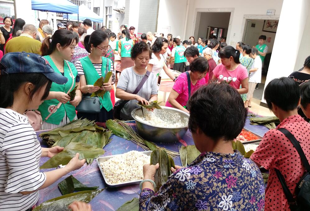 社工部举办“粽叶传情 情满端午”活动